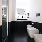 Apartment Black & White Deluxe Private Jacuzzi Wifi & Ac Steps From Sea
