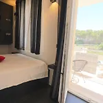 Apartment Black & White Deluxe Private Jacuzzi Wifi & Ac Steps From Sea *