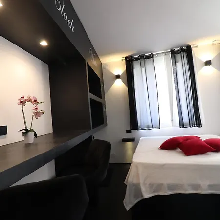 Black & White Deluxe Private Jacuzzi Wifi & Ac Steps From Sea * Otranto