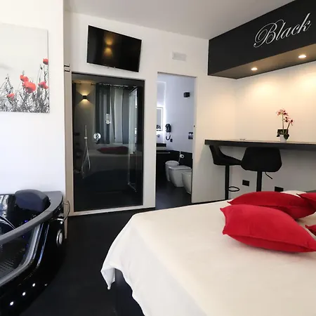 Black & White Deluxe Private Jacuzzi Wifi & Ac Steps From Sea