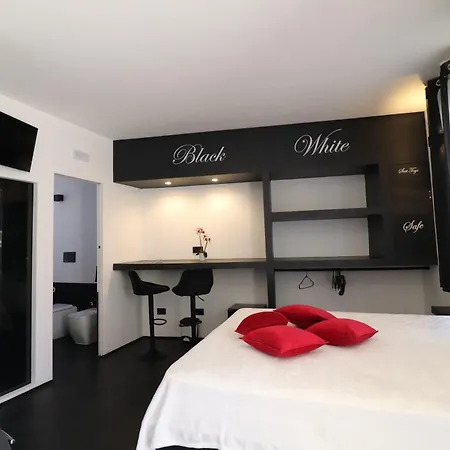 Lejlighed Black & White Deluxe Private Jacuzzi Wifi & Ac Steps From Sea Otranto