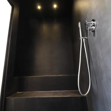 Black & White Deluxe Private Jacuzzi Wifi & Ac Steps From Sea *