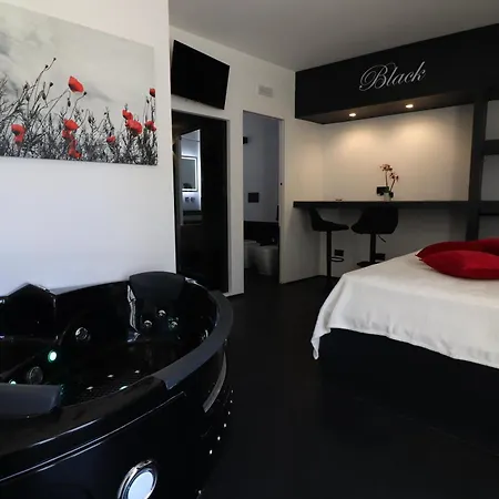 Black & White Deluxe Private Jacuzzi Wifi & Ac Steps From Sea