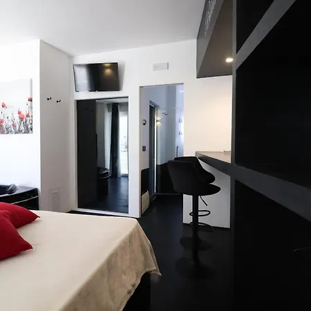 Black & White Deluxe Private Jacuzzi Wifi & Ac Steps From Sea Lejlighed Otranto