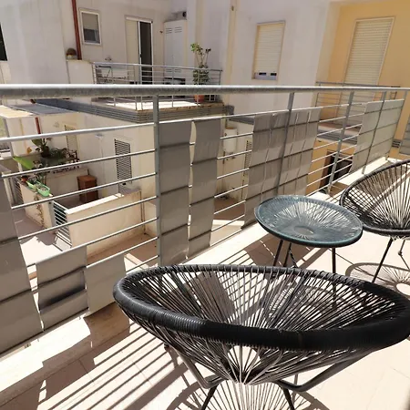 Black & White Deluxe Private Jacuzzi Wifi & Ac Steps From Sea *