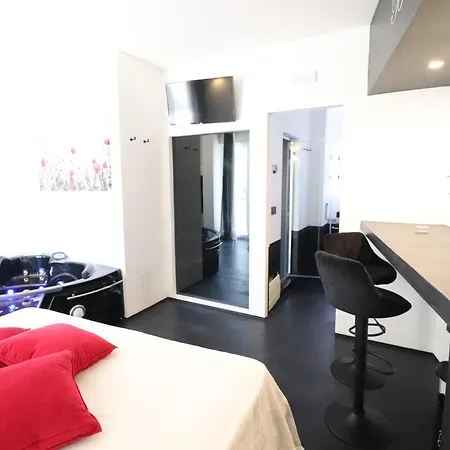 Black & White Deluxe Private Jacuzzi Wifi & Ac Steps From Sea Lejlighed *