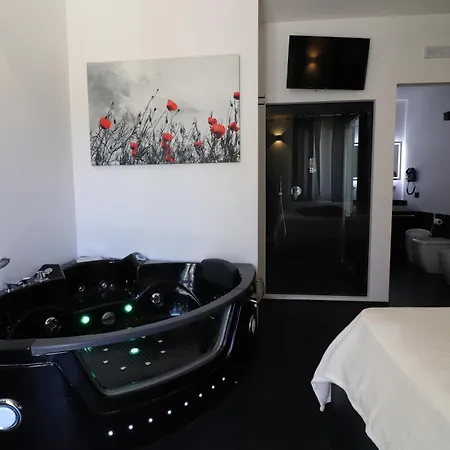 Black & White Deluxe Private Jacuzzi Wifi & Ac Steps From Sea Lejlighed Otranto