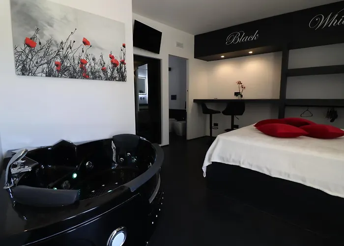 Black & White Deluxe Private Jacuzzi Wifi & Ac Steps From Sea