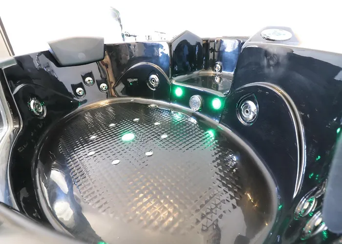 Black & White Deluxe Private Jacuzzi Wifi & Ac Steps From Sea Lägenhet *