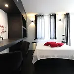 Apartment Black & White Deluxe Private Jacuzzi Wifi & Ac Steps From Sea *