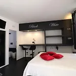 Apartment Black & White Deluxe Private Jacuzzi Wifi & Ac Steps From Sea Otranto