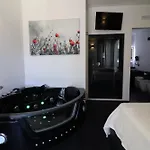 Black & White Deluxe Private Jacuzzi Wifi & Ac Steps From Sea 아파트 오트란토