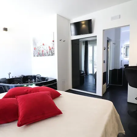 Black & White Deluxe Private Jacuzzi Wifi & Ac Steps From Sea Apartamento *