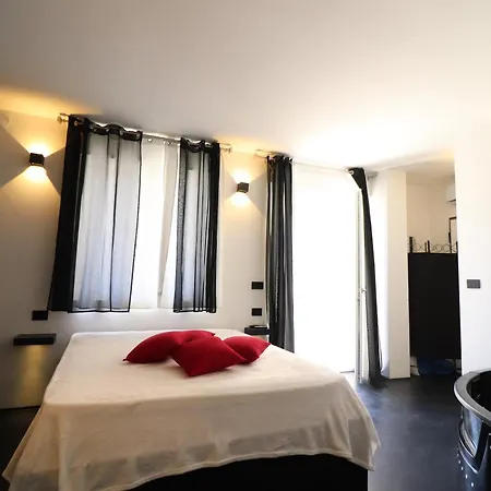 Apartamento Black & White Deluxe Private Jacuzzi Wifi & Ac Steps From Sea