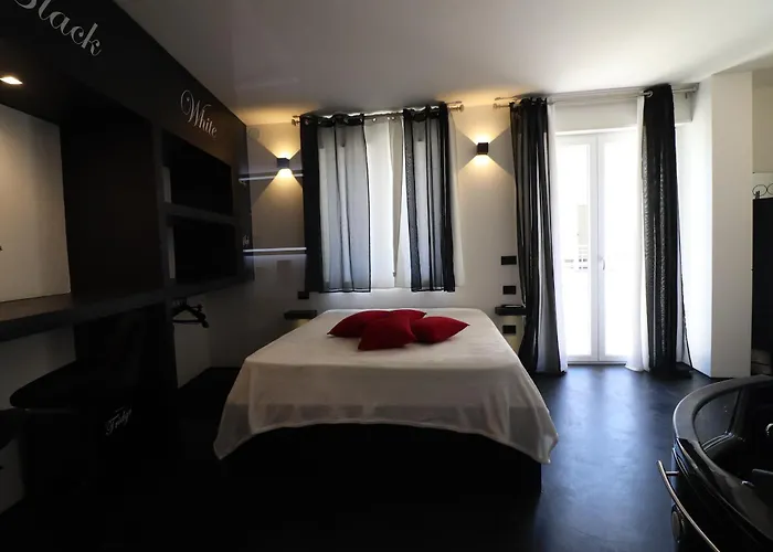 Black & White Deluxe Private Jacuzzi Wifi & Ac Steps From Sea Otranto