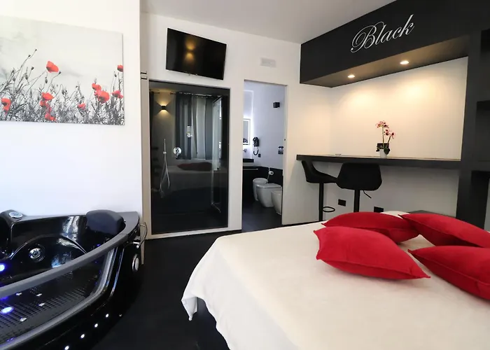 Apartamento Black & White Deluxe Private Jacuzzi Wifi & Ac Steps From Sea *
