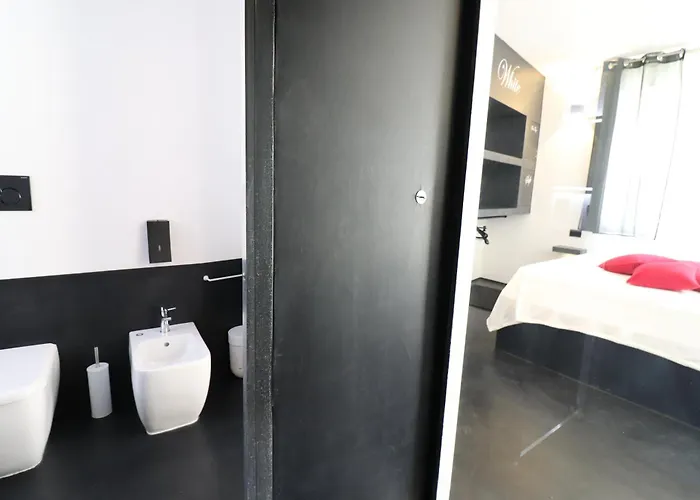 Apartamento Black & White Deluxe Private Jacuzzi Wifi & Ac Steps From Sea Otranto