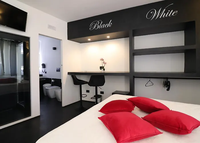 Apartamento Black & White Deluxe Private Jacuzzi Wifi & Ac Steps From Sea