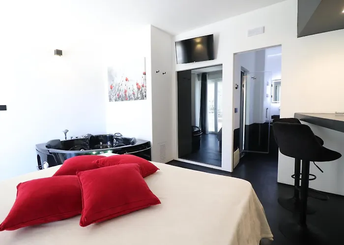 Black & White Deluxe Private Jacuzzi Wifi & Ac Steps From Sea Apartamento *
