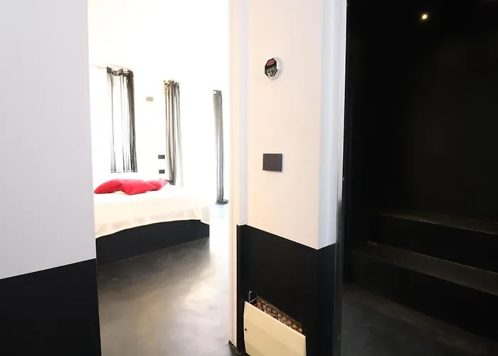 Apartamento Black & White Deluxe Private Jacuzzi Wifi & Ac Steps From Sea *