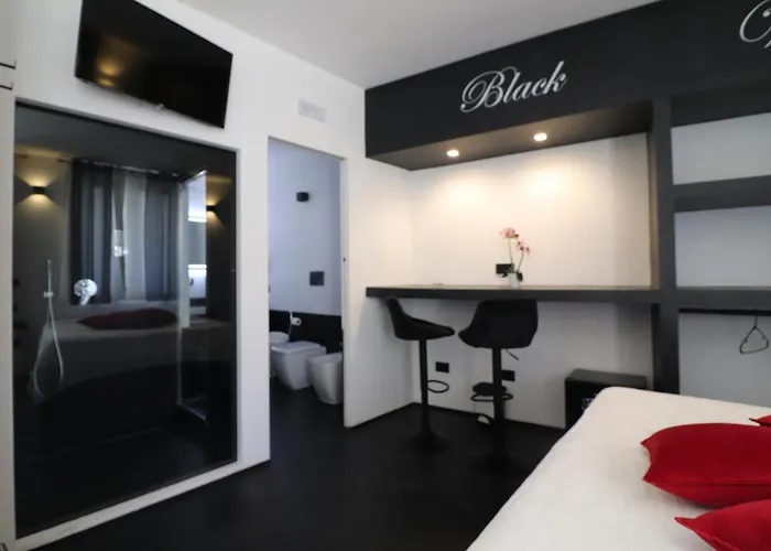 Black & White Deluxe Private Jacuzzi Wifi & Ac Steps From Sea Apartamento