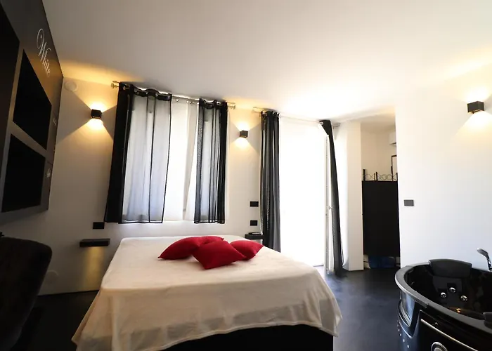 Apartamento Black & White Deluxe Private Jacuzzi Wifi & Ac Steps From Sea