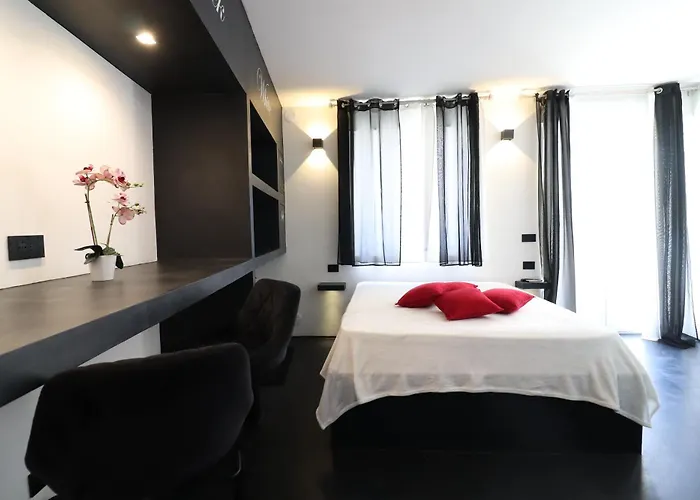 Apartamento Black & White Deluxe Private Jacuzzi Wifi & Ac Steps From Sea *