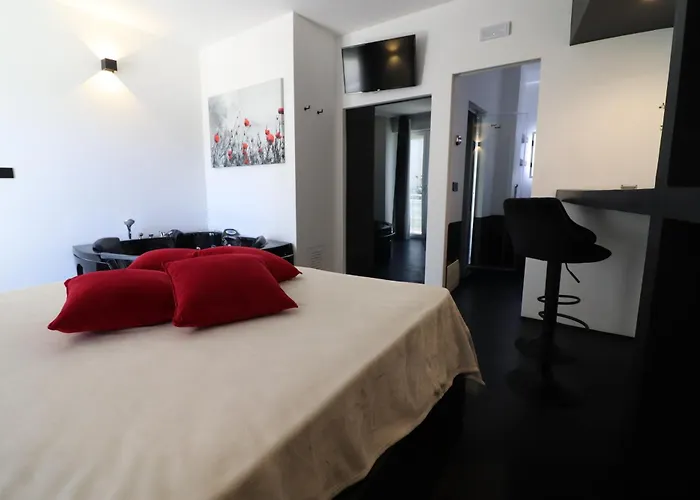 Black & White Deluxe Private Jacuzzi Wifi & Ac Steps From Sea Apartamento Otranto