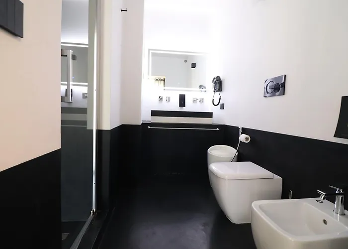 Apartamento Black & White Deluxe Private Jacuzzi Wifi & Ac Steps From Sea