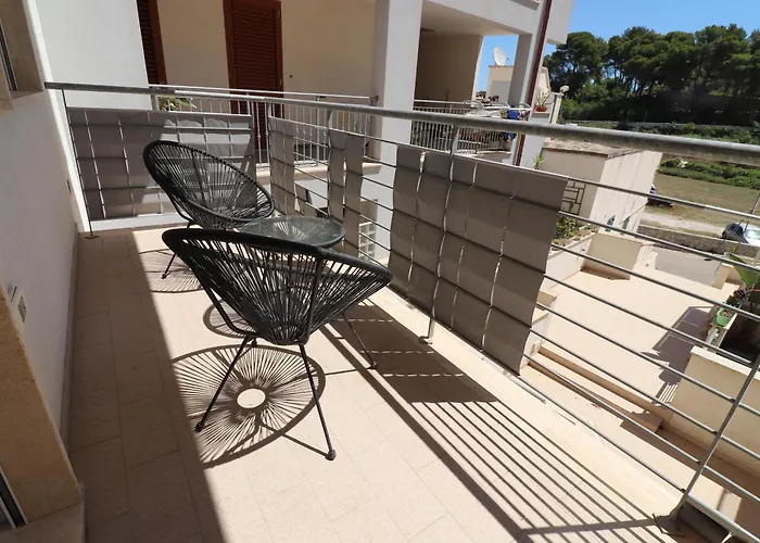 Black & White Deluxe Private Jacuzzi Wifi & Ac Steps From Sea