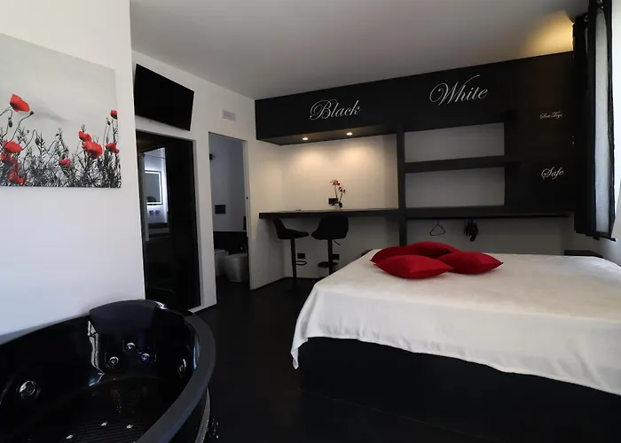 Apartamento Black & White Deluxe Private Jacuzzi Wifi & Ac Steps From Sea