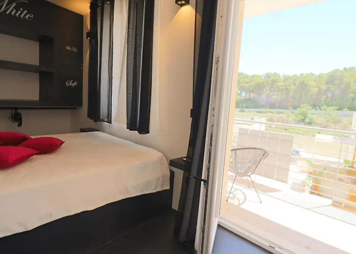 Apartamento Black & White Deluxe Private Jacuzzi Wifi & Ac Steps From Sea *