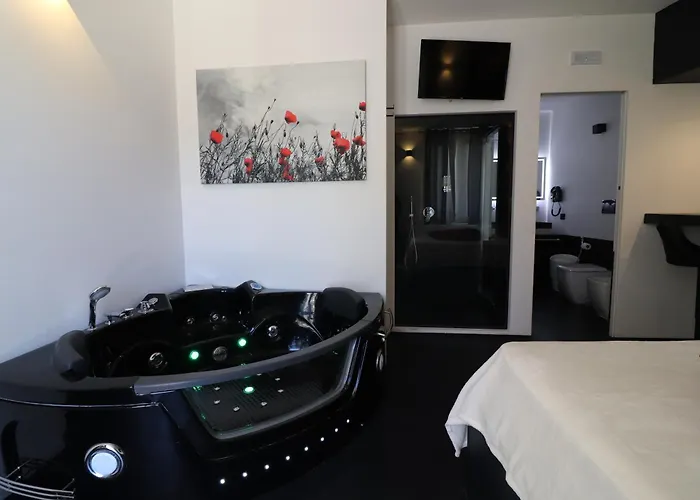 Black & White Deluxe Private Jacuzzi Wifi & Ac Steps From Sea Apartamento Otranto