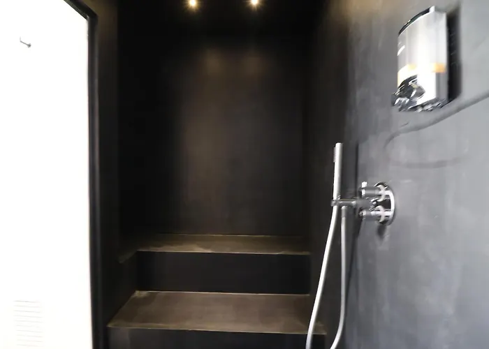 Apartamento Black & White Deluxe Private Jacuzzi Wifi & Ac Steps From Sea Otranto